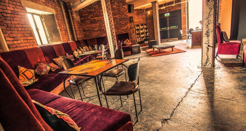 Victoria Warehouse Hotel Салфорд Екстериор снимка